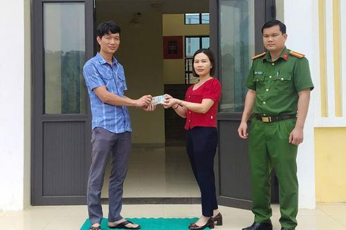 Công an xã hỗ trợ trả lại tiền do người dân chuyển khoản nhầm