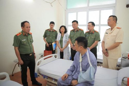 Giám đốc Công an TP Hà Nội thăm cán bộ bị thương khi chữa cháy