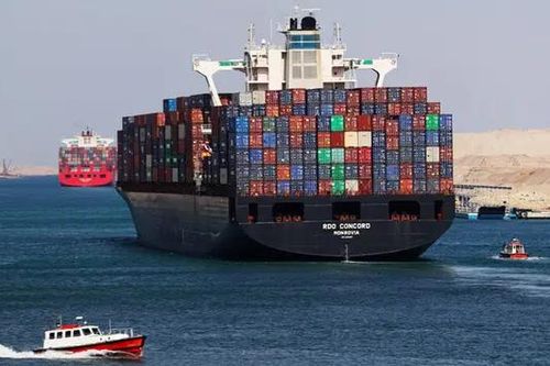 Kênh đào Suez giảm 15% phí quá cảnh với tàu container lớn