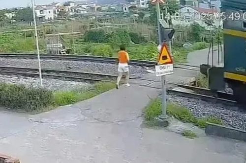 Khoảnh khắc tàu hỏa đâm người đi bộ qua đường ray
