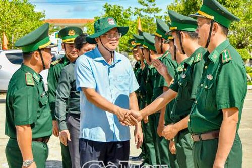 Bí thư Tỉnh ủy Nguyễn Hồ Hải thăm cán bộ, chiến sĩ Đồn Biên phòng Rạch Gốc
