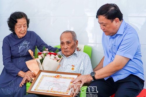 Đồng chí Trang Hữu Dân nhận huy hiệu 65 năm tuổi Đảng