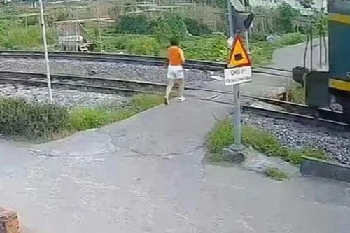 Clip: Hoảng hồn cảnh người phụ nữ tiến về phía tàu hỏa đang di chuyển, bị húc văng