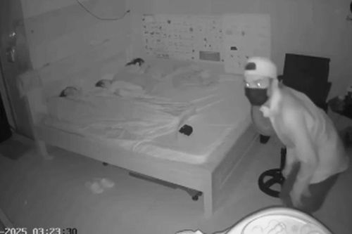 Kẻ trộm thoải mái lấy sạch đồ giá trị khi 3 mẹ con đang say giấc