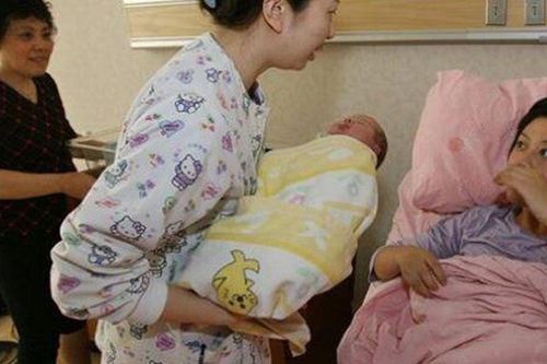 Cứ tới bữa cơm mẹ chồng rửa tay 3-4 lần, con dâu lén đi theo thì nghẹn họng