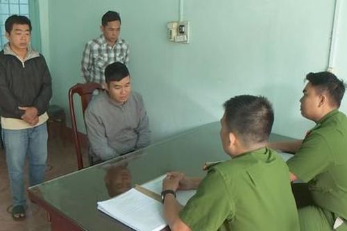 Bốn đối tượng tổ chức buôn lậu và vận chuyển trái phép hàng hóa qua biên giới