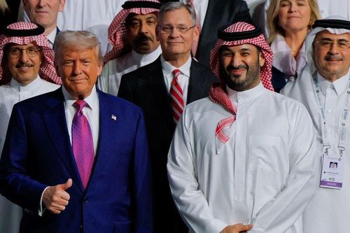 Ông Trump công du Trung Đông bán hàng, ở nhà bị kêu gọi luận tội