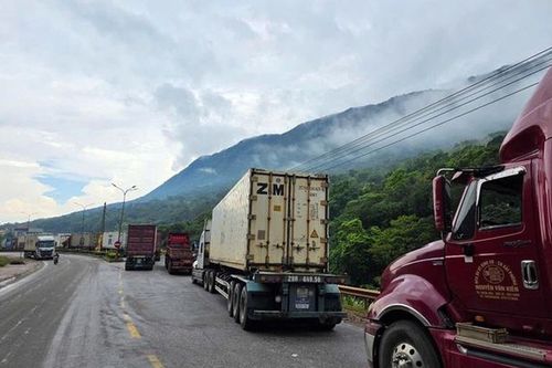 Hàng trăm xe tải ùn tắc ở cửa khẩu quốc tế Cha Lo tại Quảng Bình