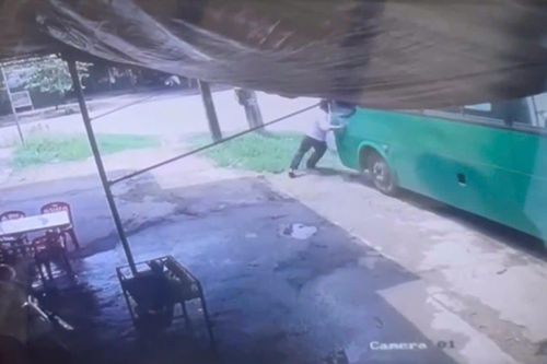 Ngăn xe bus trôi, một phụ xe ở Quảng Ngãi bị tông tử vong