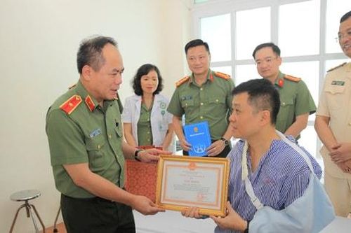 Cán bộ Công an bị thương khi làm nhiệm vụ được tặng giấy khen