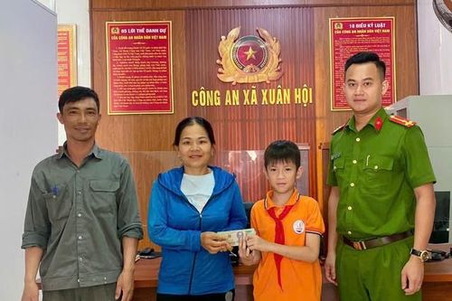 Nhặt được 61 triệu đồng, cháu bé 11 tuổi nhờ công an tìm người trả lại
