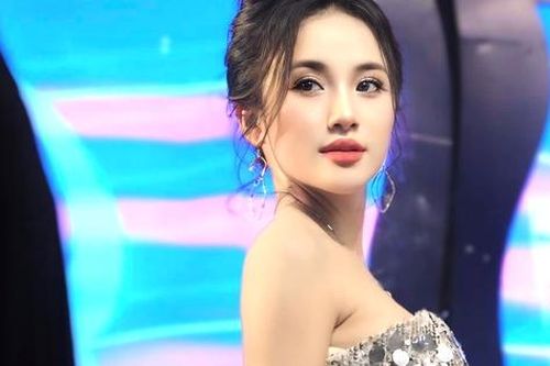 Thí sinh quê Quảng Bình sở hữu nhan sắc quá xinh đẹp, được Hồ Ngọc Hà gọi 'bông hồng của Điểm hẹn tài năng'