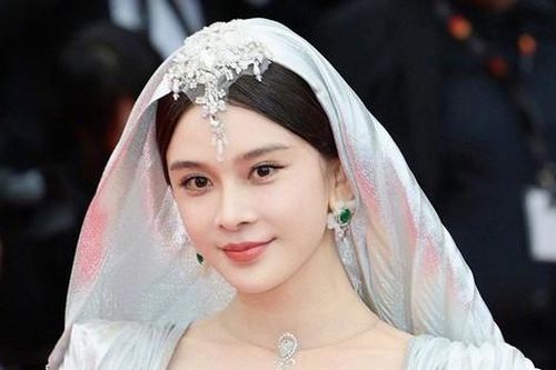 Sao nữ chiêu trò nhất C-Biz lúc này: 1001 kịch bản nhằm gây chú ý ở LHP Cannes