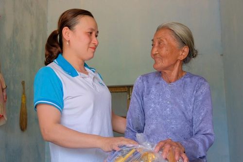 Tận tình chăm sóc phụ nữ già cả, neo đơn