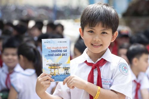 Hòn đảo soi trong mắt của chó cưng