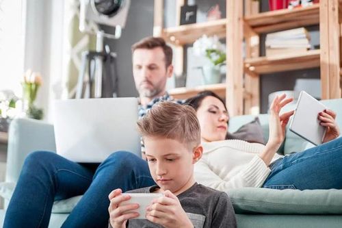 Giới trẻ châu Âu và 'ma trận' thiết bị số – nỗi lo ngày càng lớn của phụ huynh và chính phủ