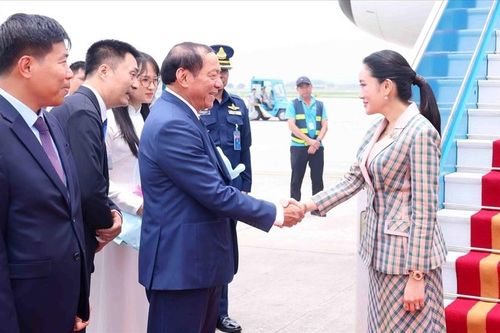 Thủ tướng Thái Lan bắt đầu thăm chính thức Việt Nam