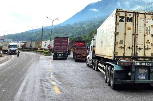 Quảng Bình: Hết ùn ứ nhưng phương tiện di chuyển qua cửa khẩu quốc tế Cha Lo khá chậm