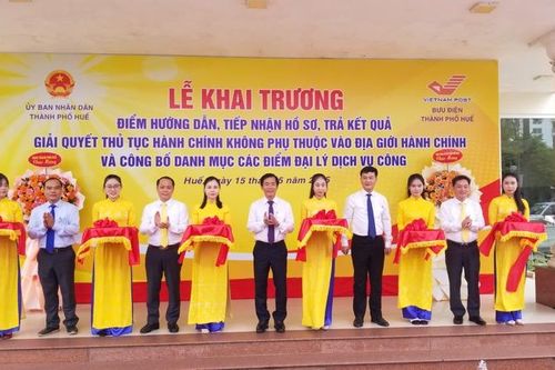 Dịch vụ công kiểu mới: Người dân Huế nộp hồ sơ ở đâu cũng được