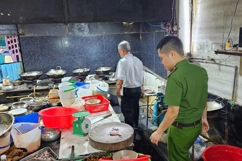 Phát hiện, xử lý 2 cơ sở kinh doanh ăn uống vi phạm ô nhiễm tiếng ồn và vệ sinh an toàn thực phẩm