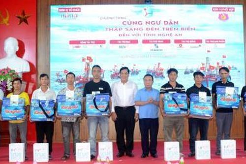 Ấm áp chương trình 'Cùng ngư dân thắp sáng đèn trên biển'