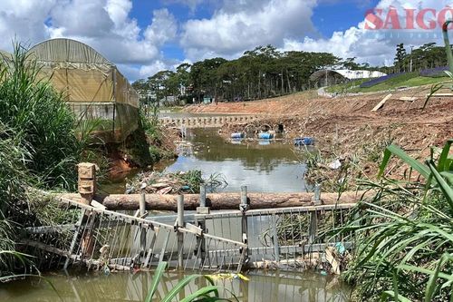Đà Lạt: Sau rào đường, doanh nghiệp tự ý chặn suối dẫn nước về hồ Than Thở