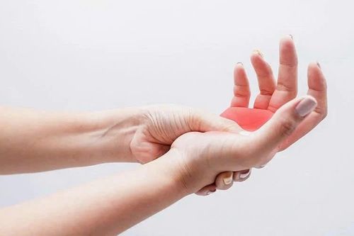 Tê bì chân tay dấu hiệu bệnh lý nghiêm trọng, chớ chủ quan