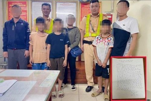 3 anh em họ đi lạc được CSGT hỗ trợ trở về với gia đình