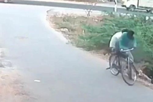 'Quái thú' lao ra quấn chặt bánh xe, 2 thanh niên khiếp vía