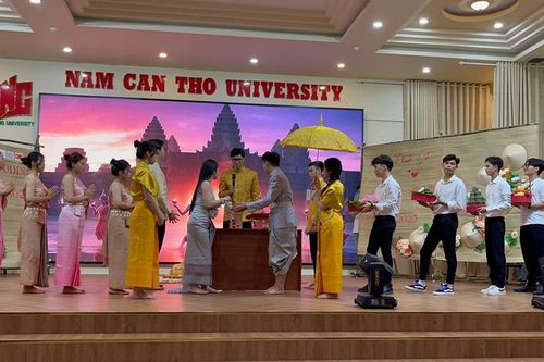 Sinh viên Trường ĐH Nam Cần Thơ hào hứng trải nghiệm lễ cưới xưa