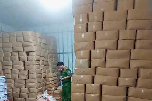 Phát hiện hàng chục tấn thực phẩm không rõ nguồn gốc ở Hà Giang