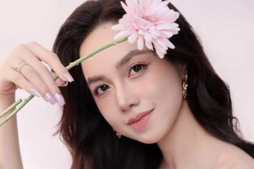 Sao Việt: Đinh Ngọc Diệp đẹp dịu dàng, người mẫu Anh Thư diện váy xẻ sâu