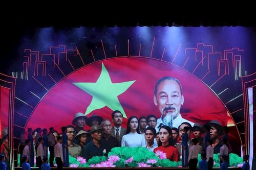 Xúc động chương trình nghệ thuật 'Quà tháng 5 dâng Người' kỷ niệm 135 năm Ngày sinh Chủ tịch Hồ Chí Minh