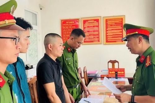 Lừa đổi vé số giả trúng thưởng chiếm đoạt tiền của người khuyết tật
