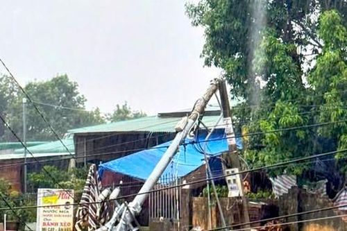Nhiều trụ điện gãy đổ sau mưa lớn, hàng trăm hộ dân ở Gia Lai bị mất điện