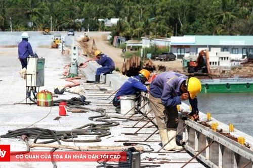 Nhiều người dân tháo dỡ hàng rào, tự ý vào công trường cầu Đại Ngãi