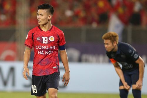 Quang Hải và Theerathon va nhau 'tóe lửa' ở Hàng Đẫy