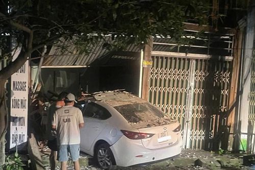 Tài xế xe Mazda biển số Hà Nội va chạm xe Lexus rồi húc thẳng vào nhà dân
