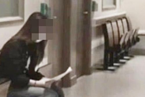 Cô gái bật khóc bên hành lang viện khi nhận kết quả, 'chỉ nghĩ áp lực công việc'