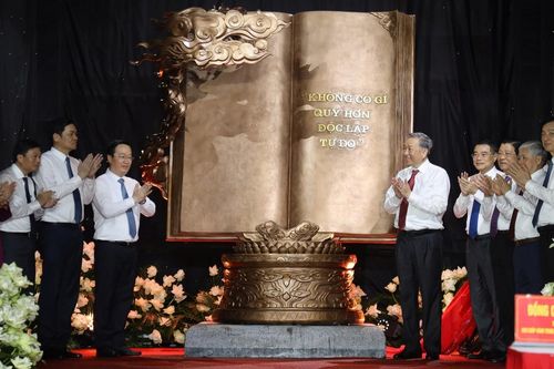 Tổng Bí thư Tô Lâm tặng tác phẩm 'Việt Nam - những trang sử vàng' cho quê Bác