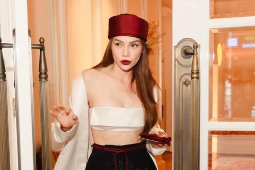 Hồ Ngọc Hà mặc trang phục lạ mắt, Mạnh Trường quá trẻ so với tuổi 40