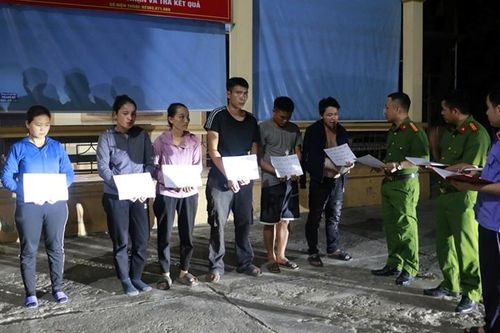 Tạm giữ nhóm đối tượng chuyên trộm tấm song chắn rác