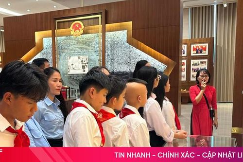 Đoàn đại biểu Hà Tĩnh dự Đại hội Cháu ngoan Bác Hồ thăm Tòa nhà Quốc hội
