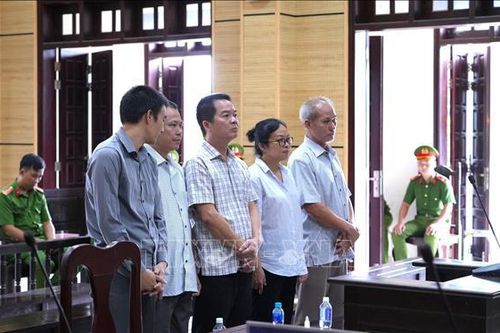 Xét xử cựu cán bộ công an, viện kiểm sát bỏ lọt tội phạm