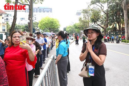 Hơn 3.000 tình nguyện viên hỗ trợ người dân chiêm bái Xá lợi Đức Phật tại chùa Quán Sứ