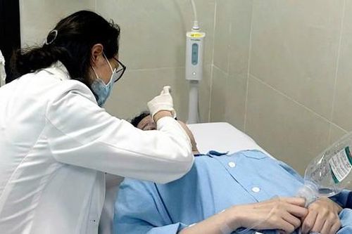 Cô gái trẻ sốc phản vệ, nguy cơ hoại tử mũi sau thẩm mỹ
