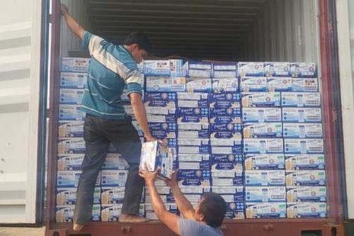 Khởi tố, bắt tạm giam nữ cán bộ hải quan tiếp tay buôn lậu sữa