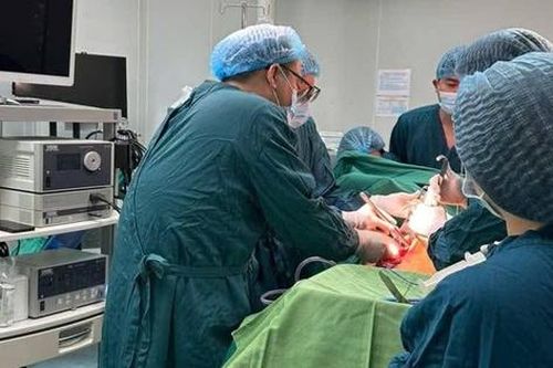 Nam thanh niên sống sót thần kỳ sau khi bị thanh gỗ đâm sâu 20cm vào ngực