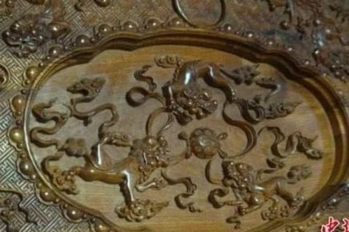 Bộ bàn ghế làm từ loại gỗ siêu quý hiếm có giá lên đến 700 tỷ đồng: 50 thợ lành nghề mất gần 10 năm mới hoàn thiện