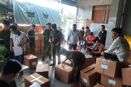 Phát hiện hơn 7,7 tấn sữa, rượu, thực phẩm bảo vệ sức khỏe không phép